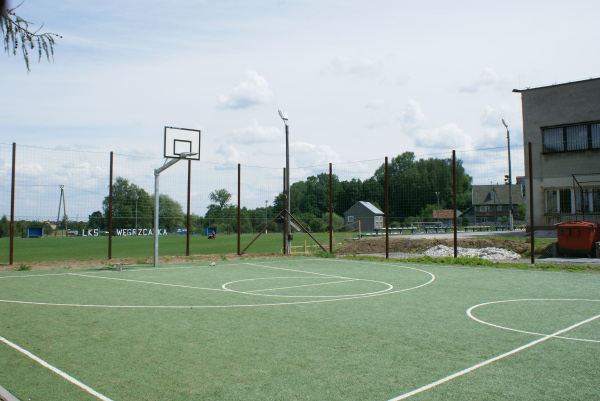 boisko przy szkole w Węgrzcach Wielkich